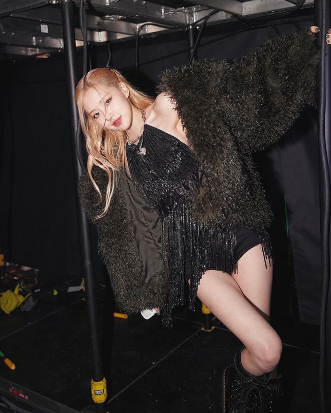 Xem BLACKPINK đi tour nước ngoài mà thót tim: Kiệm vải đến mức khó tả, Rosé - Jennie liên tục gặp sự cố - Ảnh 7.