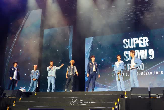 Hơn 10 năm Super Junior mới về Việt Nam làm concert mà bất ổn quá: Từ “thảm họa tổ chức” đến bị đầu bếp khách sạn xưng hô khó nghe - Ảnh 2.
