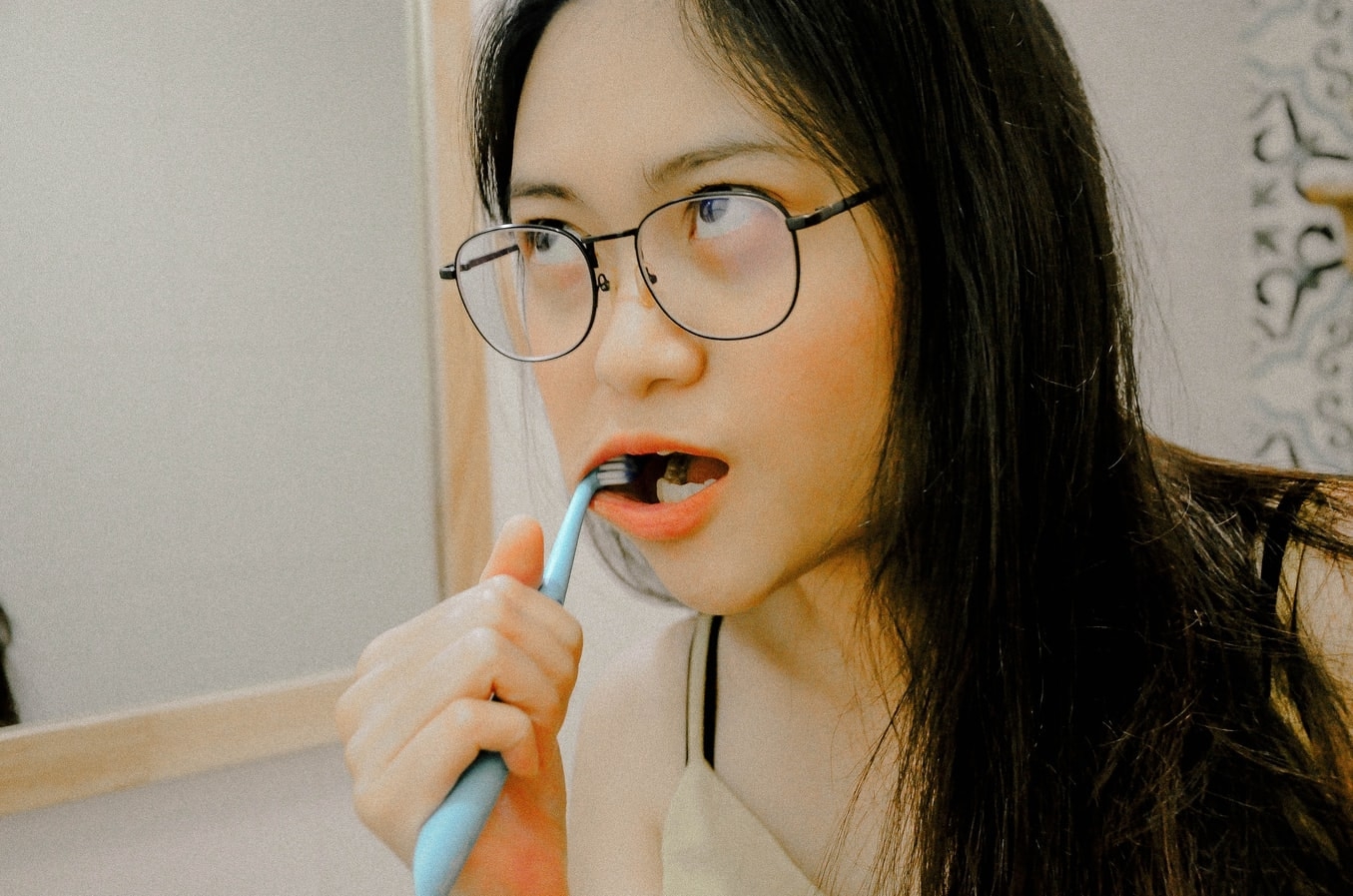 Người phụ nữ bị sâu cả hàm răng, mảng bám dày đến mức nha sĩ cũng sửng sốt chỉ vì 1 sai lầm khi đánh răng - Ảnh 2.