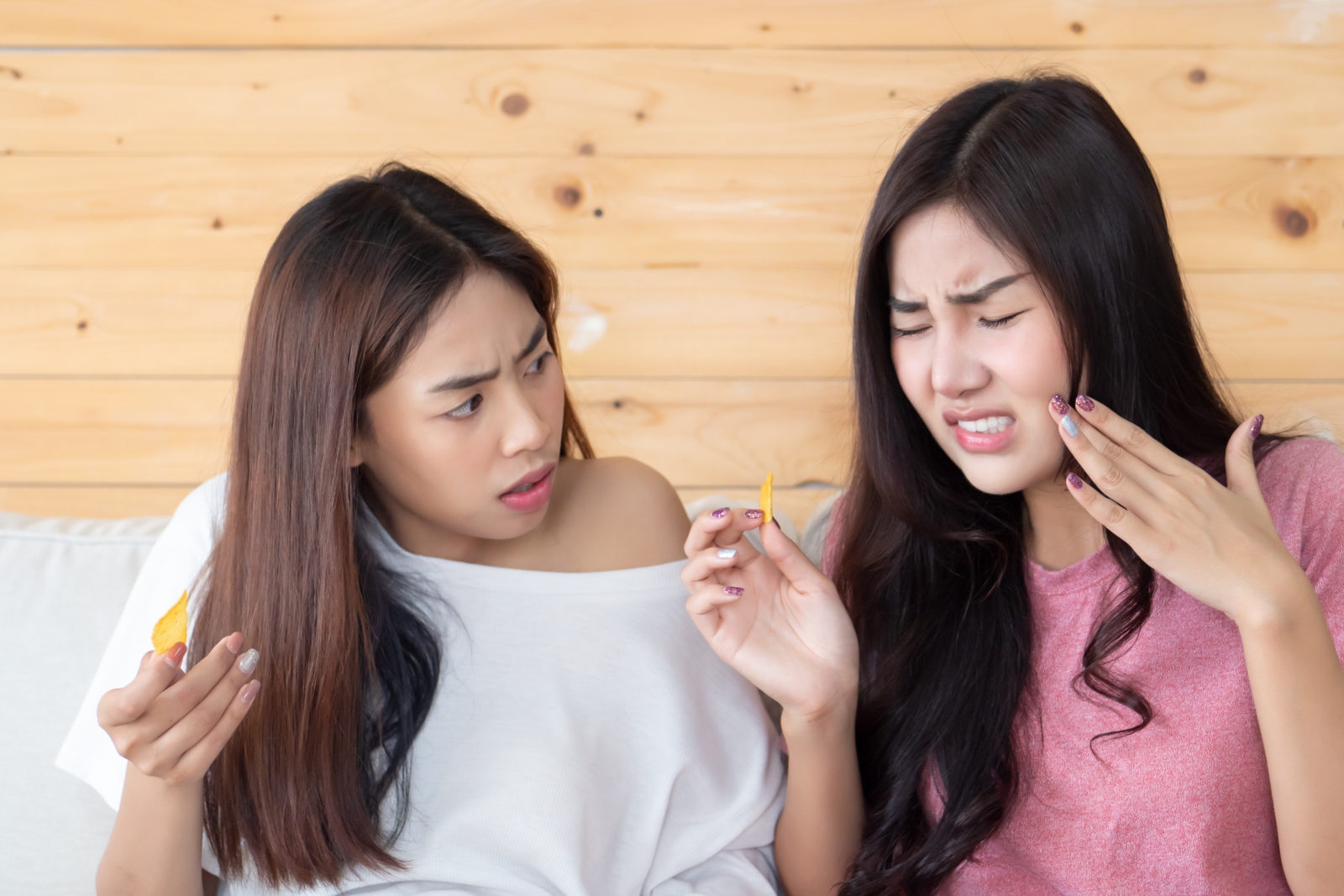 Người phụ nữ bị sâu cả hàm răng, mảng bám dày đến mức nha sĩ cũng sửng sốt chỉ vì 1 sai lầm khi đánh răng - Ảnh 1.