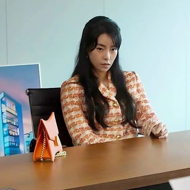 Biểu tượng thời trang công sở tầm này chắc chắn thuộc về nữ MC dự báo thời tiết The Glory - Ảnh 14. Biểu tượng thời trang công sở tầm này chắc chắn thuộc về nữ MC dự báo thời tiết The Glory - Ảnh 14.