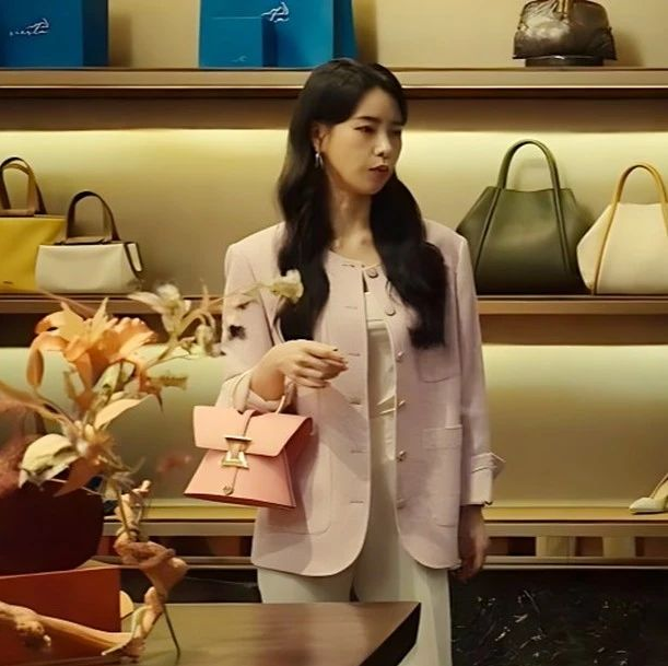 Biểu tượng thời trang công sở tầm này chắc chắn thuộc về nữ MC dự báo thời tiết The Glory - Ảnh 11. Biểu tượng thời trang công sở tầm này chắc chắn thuộc về nữ MC dự báo thời tiết The Glory - Ảnh 11.