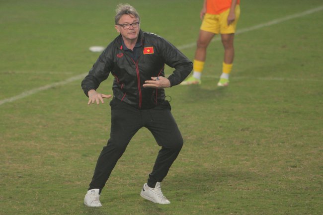 Điểm huyệt h&agrave;ng c&ocirc;ng U23 Việt Nam, HLV Troussier sẽ giải b&agrave;i to&aacute;n kh&oacute; bằng vũ kh&iacute; sở trường? - Ảnh 2.