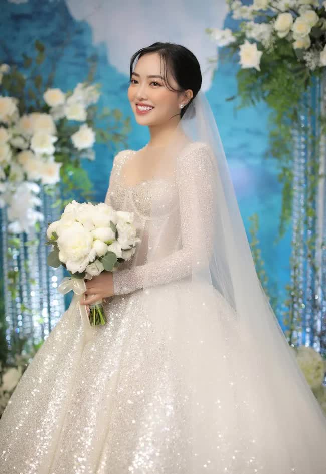 Gái xinh Bắc Giang lấy cầu thủ quê Phú Thọ nhà to nhất xã, ngày cưới diện 3 chiếc váy giá 1 tỷ đồng, được chồng yêu chiều - Ảnh 6.