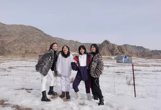 Hội chị em Sao Nhập Ngũ “đóng băng lông mi”, lạnh run rẩy khi du lịch sang tận Mông Cổ - Ảnh 1.