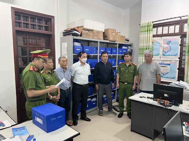 Khám xét khẩn cấp, tạm giữ 4 đối tượng liên quan sai phạm trong đăng kiểm tàu cá tại Đà Nẵng - Ảnh 1.
