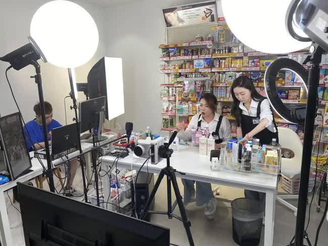 B&aacute;n 1.300 c&aacute;i &aacute;o trong 2 ph&uacute;t, kiếm 8,2 tỷ đồng chỉ trong 2 ng&agrave;y - Livestream chốt đơn c&oacute; sức mạnh khủng khiếp đến thế n&agrave;o? - Ảnh 3.