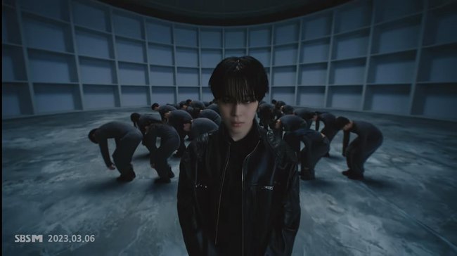 Jimin (BTS) tung MV mở đường cho màn solo, khoe body cực cháy nhưng vẫn vấp phải tranh cãi - Ảnh 3.