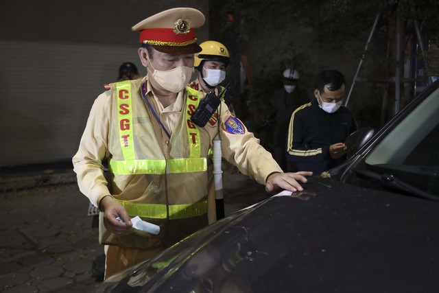 Hà Nội: Cảnh sát hóa trang xử lý nồng độ cồn gần quán nhậu - Ảnh 12.