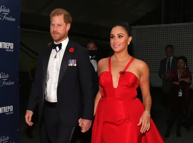 Bất chấp nỗ lực dấn thân vào Hollywood, vợ chồng Harry - Meghan vẫn tiếc hùi hụi vì bị sự kiện thảm đỏ danh giá nhất thế giới thẳng tay hắt hủi? - Ảnh 1.