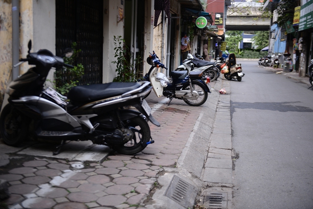 Toàn cảnh đường phố Hà Nội sau đợt ra quân giành lại vỉa hè: Chỗ thoáng vẫn thoáng, chỗ chiếm vẫn chiếm - Ảnh 12.