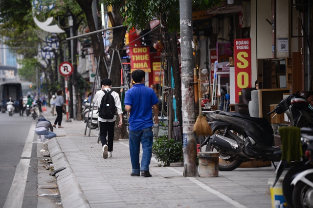 Toàn cảnh đường phố Hà Nội sau đợt ra quân giành lại vỉa hè: Chỗ thoáng vẫn thoáng, chỗ chiếm vẫn chiếm - Ảnh 10.