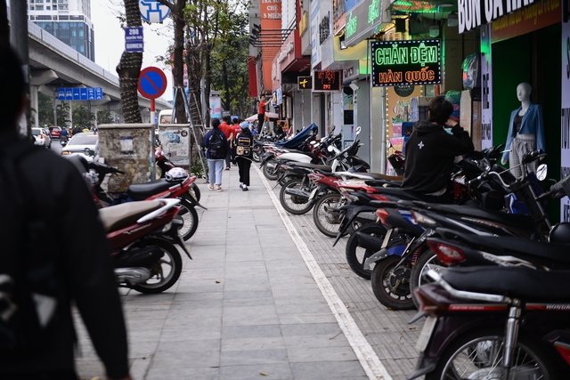 Toàn cảnh đường phố Hà Nội sau đợt ra quân giành lại vỉa hè: Chỗ thoáng vẫn thoáng, chỗ chiếm vẫn chiếm - Ảnh 9.