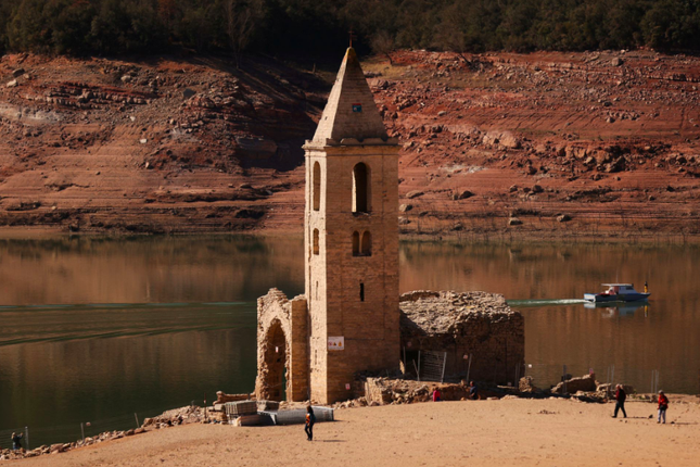 Nhà thờ nổi lên giữa lòng hồ Tây Ban Nha - Ảnh 1.