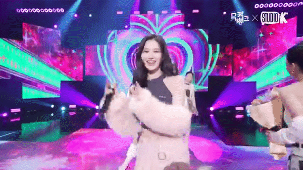 Ra mắt 8 năm rồi m&agrave; TWICE vẫn lu&ocirc;n g&acirc;y tranh c&atilde;i khi h&aacute;t live, đặc biệt l&agrave; 3 th&agrave;nh vi&ecirc;n người Nhật - Ảnh 4.