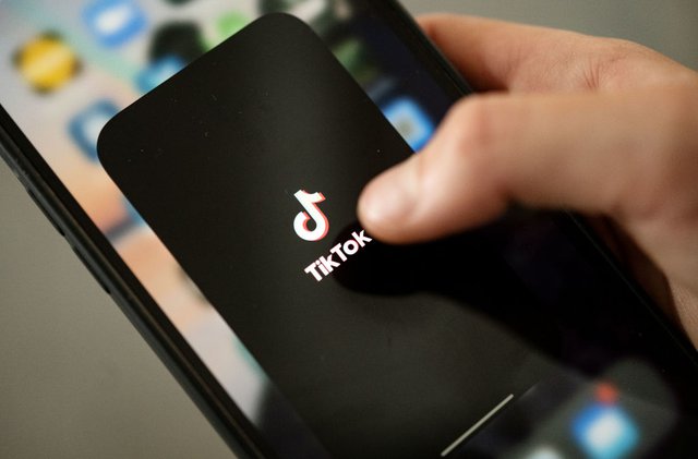 Mỹ: Lướt TikTok quá nhiều, học sinh được đề xuất làm thêm đến 9 giờ tối để vừa kiếm thêm tiền vừa bớt chơi MXH - Ảnh 3.