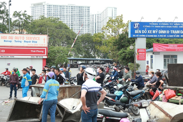 Xe ô tô trèo qua dải phân cách, lao vào hàng loạt xe rác - Ảnh 6.