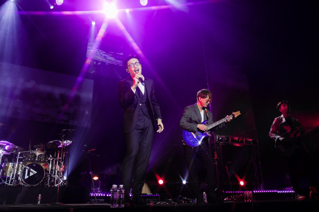 Chillies ch&aacute;y hết m&igrave;nh trong concert Tr&ecirc;n những đ&aacute;m m&acirc;y tại th&agrave;nh phố Hồ Ch&iacute; Minh - Ảnh 4.