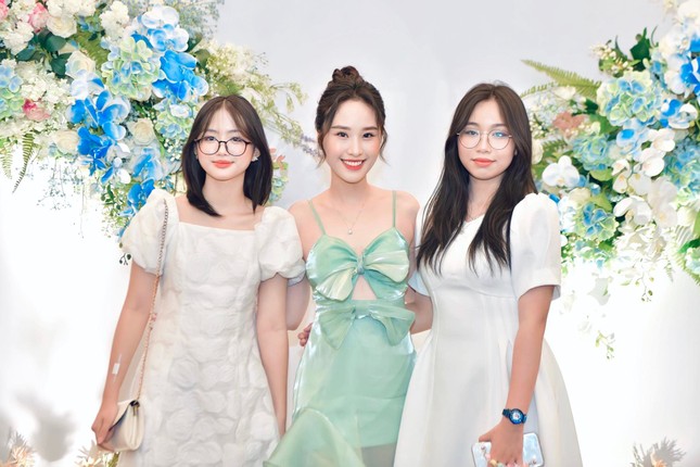 Đ&aacute;m cưới lần 4 của T&ugrave;ng Dương Người ph&aacute;n xử v&agrave; vợ k&eacute;m 12 tuổi - Ảnh 3.