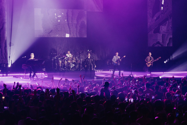 Chillies ch&aacute;y hết m&igrave;nh trong concert Tr&ecirc;n những đ&aacute;m m&acirc;y tại th&agrave;nh phố Hồ Ch&iacute; Minh - Ảnh 3.