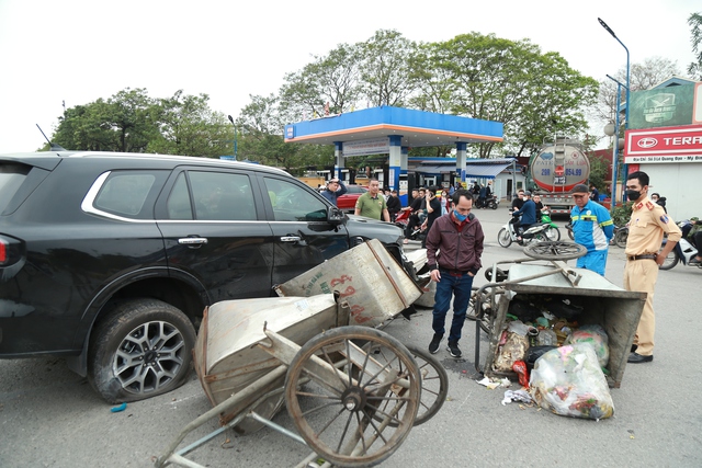 Xe ô tô trèo qua dải phân cách, lao vào hàng loạt xe rác - Ảnh 4.