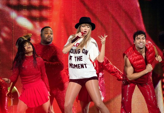 Taylor Swift mở màn The Eras Tour quá ngoạn mục: Truyền thông Mỹ đồng loạt cho điểm tuyệt đối, phong luôn làm Nữ hoàng nhạc Pop! - Ảnh 5.