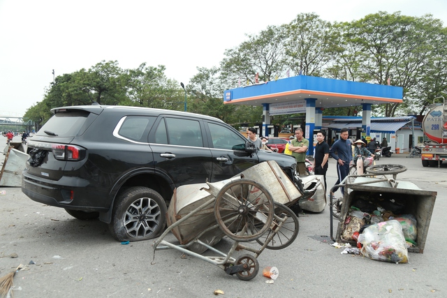 Xe ô tô trèo qua dải phân cách, lao vào hàng loạt xe rác - Ảnh 2.