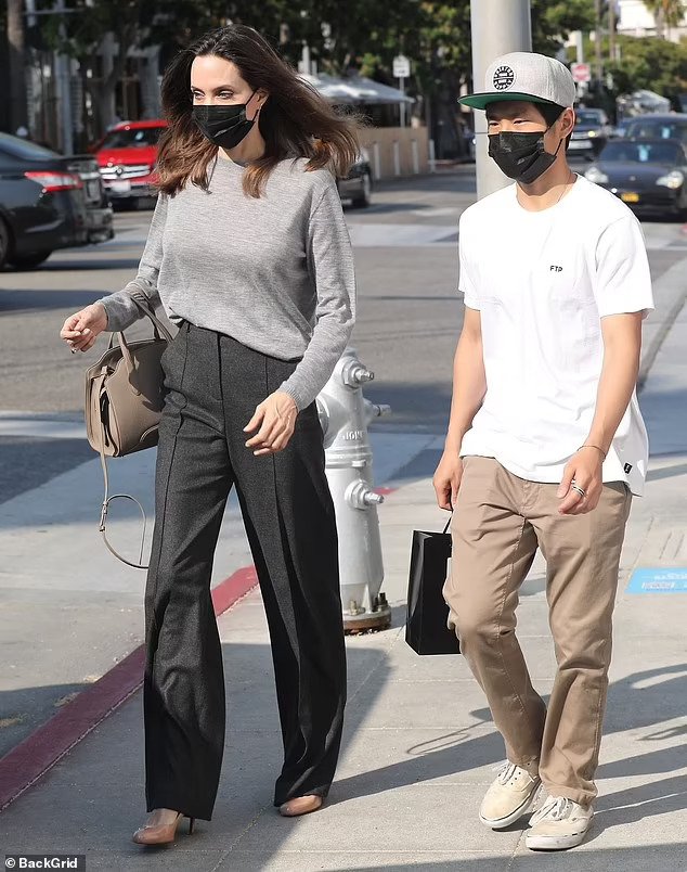 Con trai nuôi gốc Việt của Angelina Jolie gây chú ý trên phố - Ảnh 4.