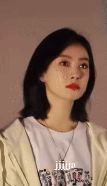 Victoria f(x) kh&ocirc;ng cầm được nước mắt khi nghe fan nhắc đến người em qu&aacute; cố Sulli - Ảnh 3.