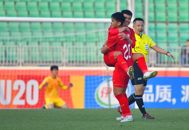 HLV Troussier lý giải quy định khắt khe trong buổi tập của U23 Việt Nam - Ảnh 1.