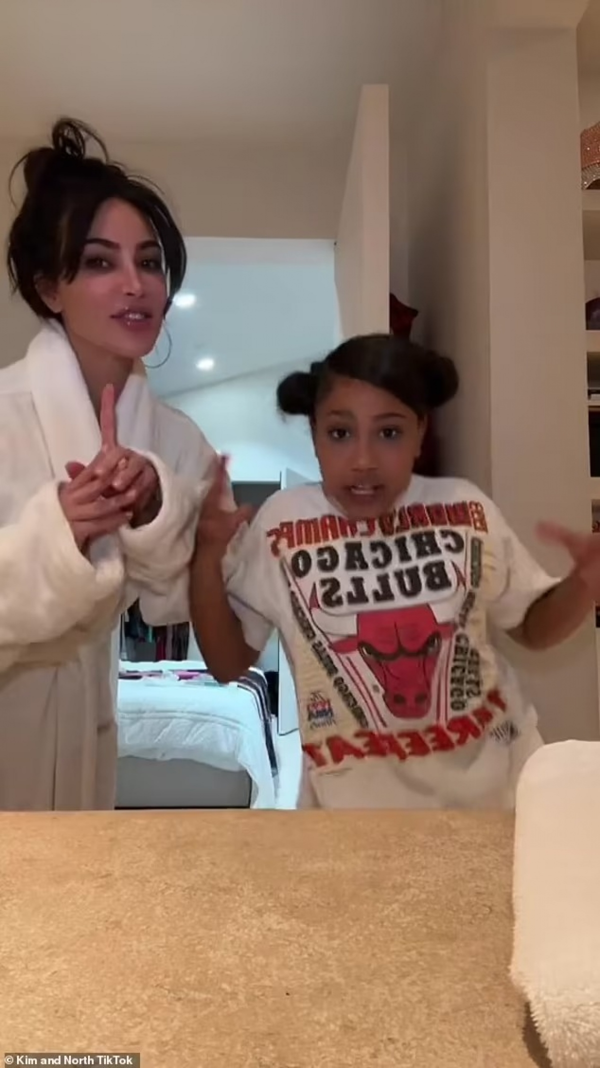 Kim Kardashian mặc áo choàng kín đáo cùng con gái quay video Tiktok - Ảnh 6.