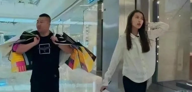 C&ocirc; g&aacute;i 16 tuổi ăn cơm phải c&oacute; người đ&uacute;t, mỗi ng&agrave;y ti&ecirc;u hơn 30 triệu đồng: Bố mẹ cho về qu&ecirc; sống, chỉ 1 th&aacute;ng đ&atilde; lột x&aacute;c bất ngờ - Ảnh 2.