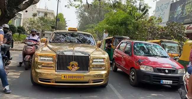Cũng là taxi nhưng không phải Vios: Triệu phú mang hẳn Rolls-Royce Phantom mạ vàng đi chạy dịch vụ khiến dân tình trầm trồ - Ảnh 1.