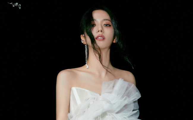 Jisoo (BLACKPINK) đẹp quyến rũ trong poster ra mắt solo - Ảnh 1.