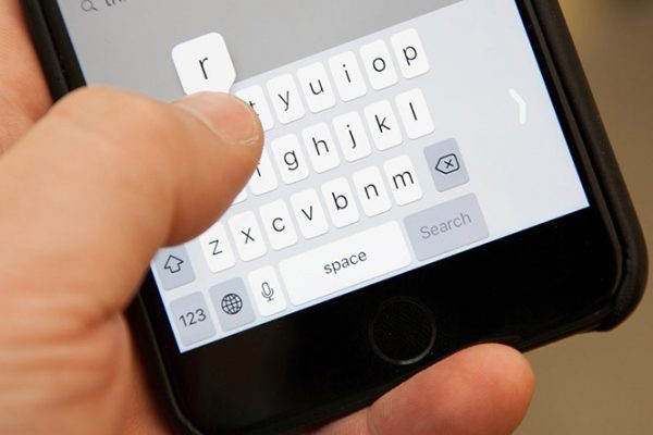 Báo Anh: Hàng triệu người dùng iPhone đang cầm điện thoại sai cách! - Ảnh 3.