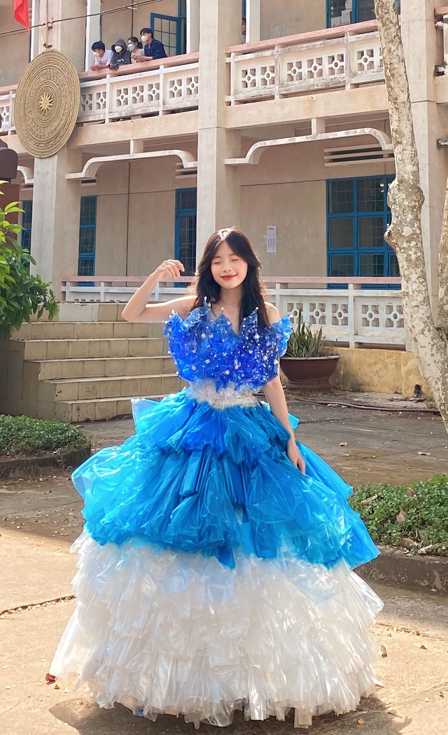 Nữ sinh Bình Thuận xinh như công chúa trong bộ trang phục lạ - Ảnh 2.
