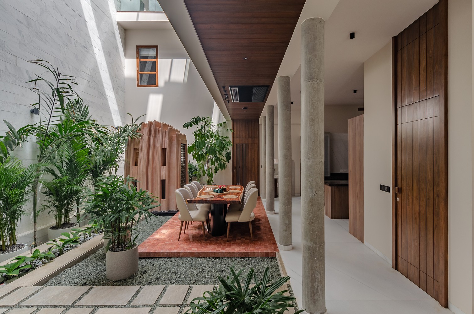 Chiêm ngưỡng vẻ đẹp ngôi nhà có mặt tiền hình học độc đáo - Ảnh 3. Chiêm ngưỡng vẻ đẹp ngôi nhà có mặt tiền hình học độc đáo - Ảnh 3.