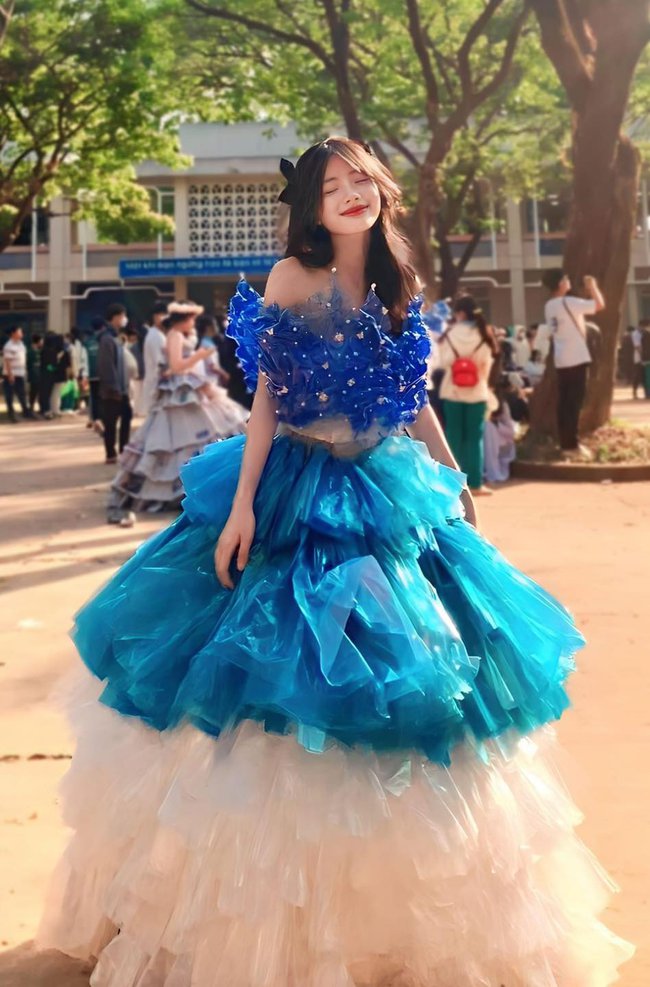 Chỉ diện váy tái chế xinh đẹp nữ sinh Nghệ An được dân mạng khuyên thi hoa  hậu
