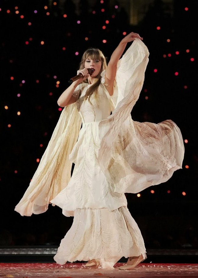 Tình cảnh trái ngược tại concert của Taylor Swift: Người làm đám cưới, kẻ bị cảnh sát còng tay dẫn ra ngoài! - Ảnh 1.