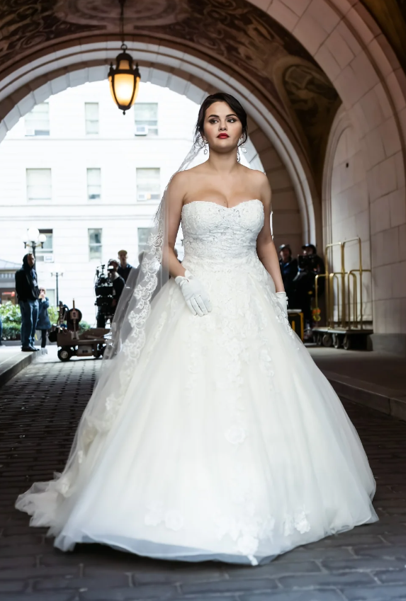 Selena Gomez bất ngờ xuất hiện trong bộ váy cưới giữa đường phố New York