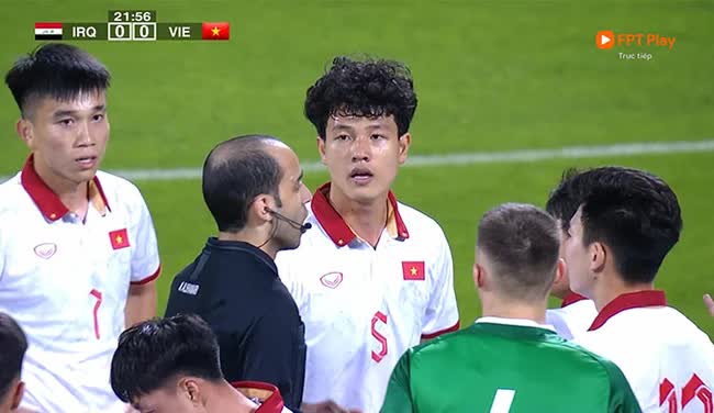 U23 Việt Nam nhận bão thẻ đỏ, trung vệ 2k1 ngơ ngác khi trọng tài rút nhầm thẻ - Ảnh 2.
