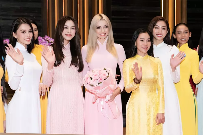 Mỹ nhân Thái Lan thuộc đoàn Miss Grand gây tranh cãi khi mặc áo dài xuyên thấu, hở vòng 1 đến Việt Nam - Ảnh 8.