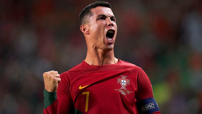 Ronaldo lập cú đúp trong ngày đi vào lịch sử - Ảnh 1.