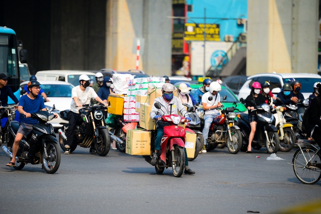 Hà Nội: Nắng nóng gay gắt, người dân che chắn kín mít mỗi khi ra đường - Ảnh 3.