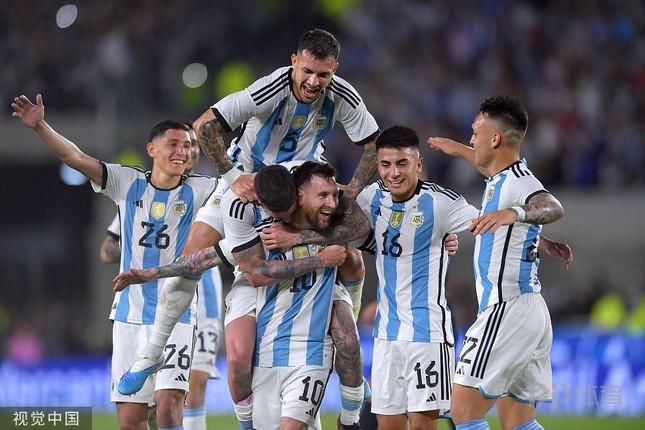 Messi tỏa sáng trong trận cầu đẫm lệ của tuyển Argentina - Ảnh 1.