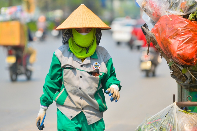 Hà Nội: Nắng nóng gay gắt, người dân che chắn kín mít mỗi khi ra đường - Ảnh 10.