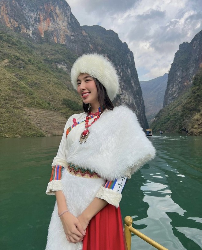 Hoa hậu Thuỳ Tiên lên tiếng xin lỗi vì mặc trang phục không phù hợp chụp hình tại Hà Giang - Ảnh 3.