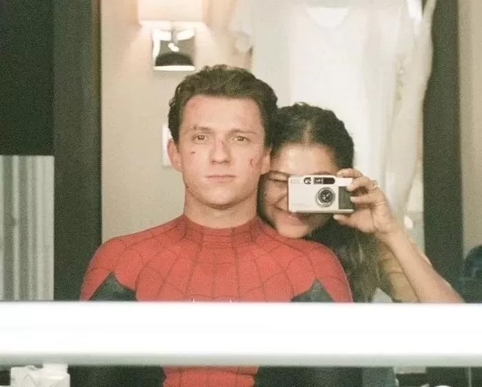 Zendaya đeo chiếc nhẫn đặc biệt, sắp về chung nhà với Người nhện Tom Holland? - Ảnh 4.