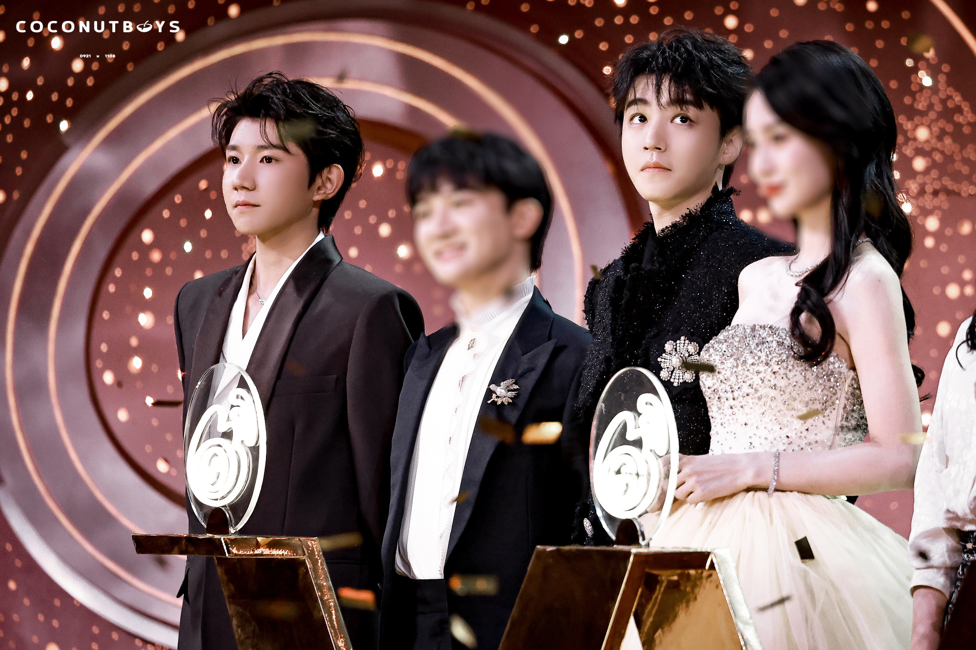 Vương Tuấn Khải cố tình tránh né Vương Nguyên ở sự kiện, nghi vấn nhóm TFBoys chuẩn bị tan rã - Ảnh 4.