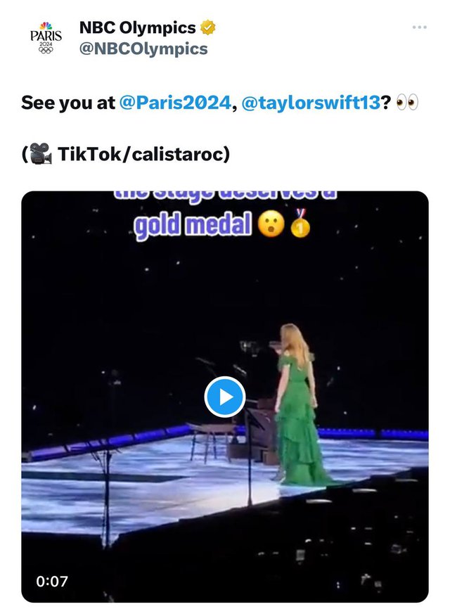 Taylor Swift bơi lội trên sân khấu đầy ảo diệu - Ảnh 2.